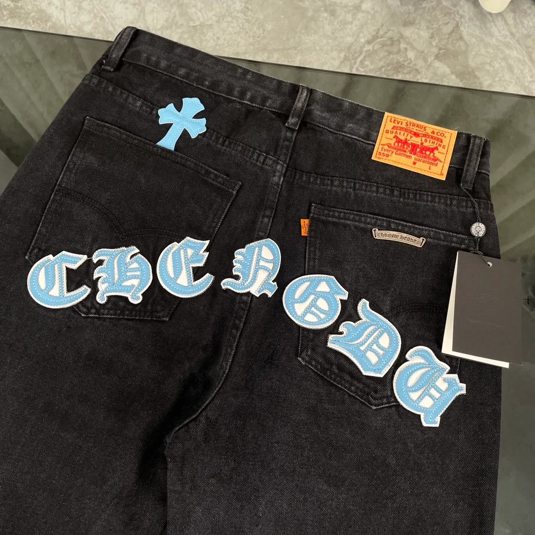 🅿️280 original development, hardware customization, chrome hearts Chengdu limited, new city limited jeans, Chrome Hearts city limited jeans, vintage levis, American-made 501 black and gray base version, Levi's American-made 501 base version, imported sheepskin, 925 silver jewelry remake [Top heavy industry fashionable design] Consistently made in high street luxury style. Speaking of this style, the Zangyin family and GU family are definitely the leading representative brands. Especially the Zangyin family has really achieved a state-of-the-art effect in creating high street style. The unique washed material is used to create this style. The color system is quite eye-catching. It is decorated with patchwork cross flowers, which cleverly highlights the charm of the brand. Secondly, this style uses classic The high-waist cutting design highlights the long legs and fashionable temperament of the upper body. The brand is highly recognizable and the slim fit configuration is more suitable for daily wear. It is a product that interprets personality, fashion, and specifications at a glance. This single product is enough to make any fan excited. It can be a white T-shirt for youthful preppy style, or a tight suspender for lady style. It has strong matching ability and can be easily controlled by men.  [Material and craftsmanship] Needless to say, this point goes without saying. As an excellent craftsman brand, Zangyin has really perfect requirements for details and craftsmanship. The washed color of this model has gone through so many processes, not to mention the embellishment of the denim appliqués. It is also purely handmade and sewn. Just like what they believe in, only handmade things have soul and have the meaning of wear. A top-notch heavy-duty fashionable denim item, I look forward to your perfect interpretation! !